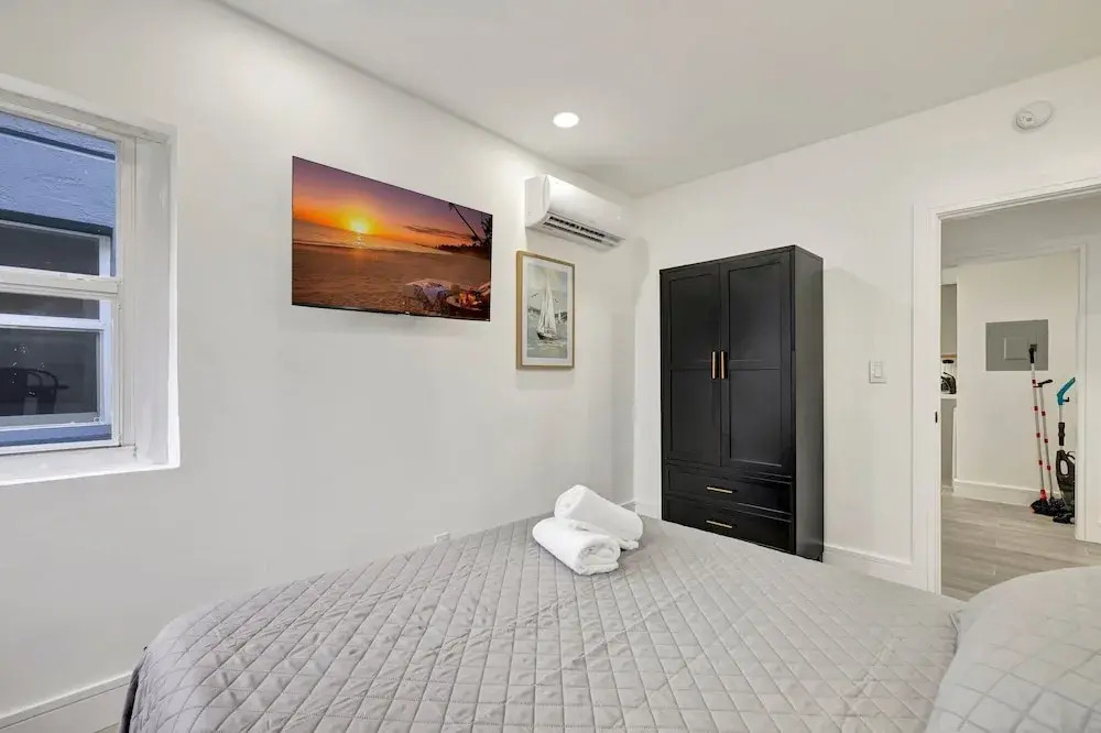 Sophisticated 2BR1BA Short Walk to Beach