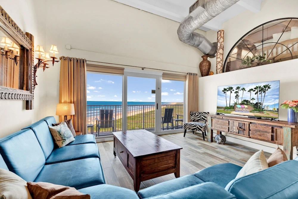 Aquarius Penthouse #2, Dahktari 4 Bedroom Condo by RedAwning