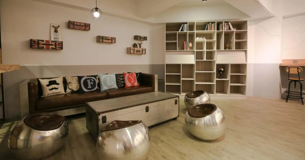 Flyinn Hostel