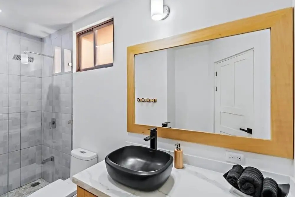 Modern Split-Level 2-Bedroom Condo with Pools, Terrace & Easy Beach Access