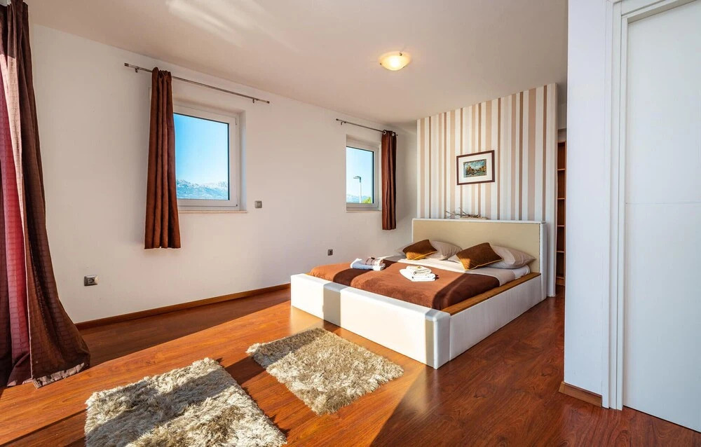 Amazing Home in Novigrad With 5 Bedrooms, Wifi and Outdoor Swimming Pool