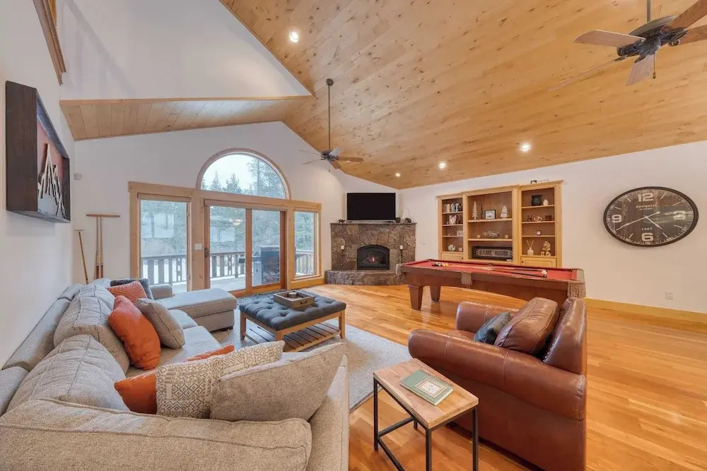 5 Mins to Ski Resort Ping Pong, Pool Table, Deck Donner Ridge by Avantstay