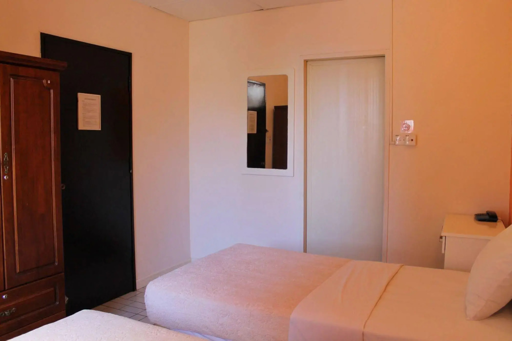 Victoria Hotel and Hostel