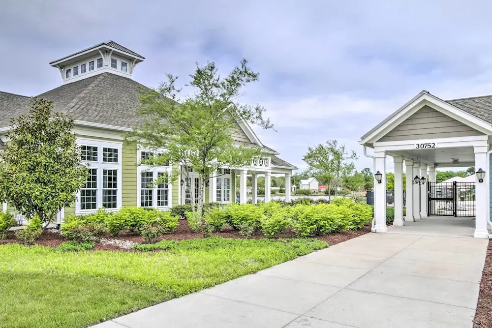 Shuttle to the Beach! Spacious Home in Millville