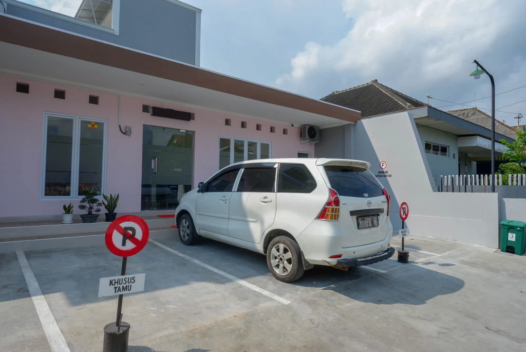 RedDoorz near Rita Supermall Purwokerto 2