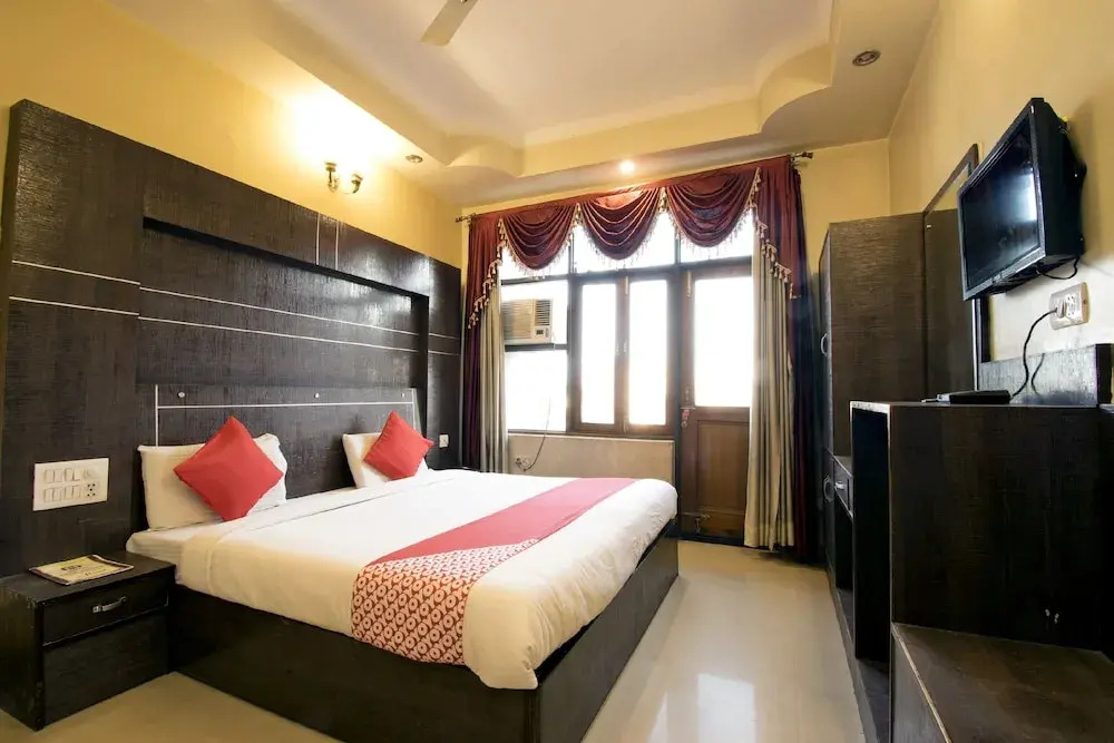 OYO 17109 Hotel Vipul Palace