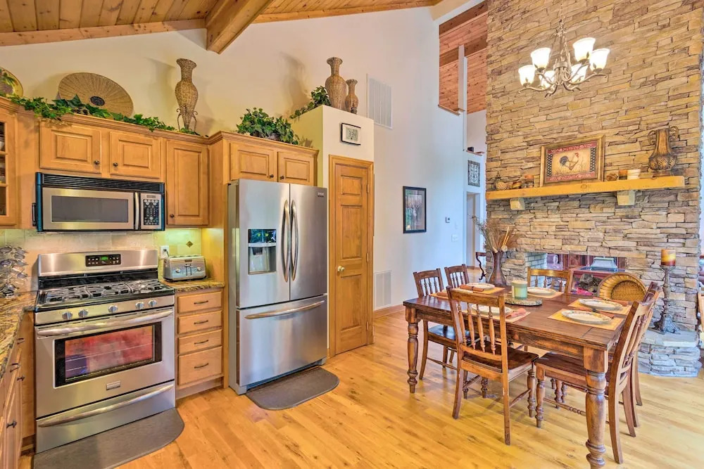 Lavish Beech Mountain Ski Cabin w/ Hot Tub!