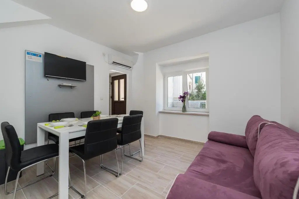 Balen city central house for 8