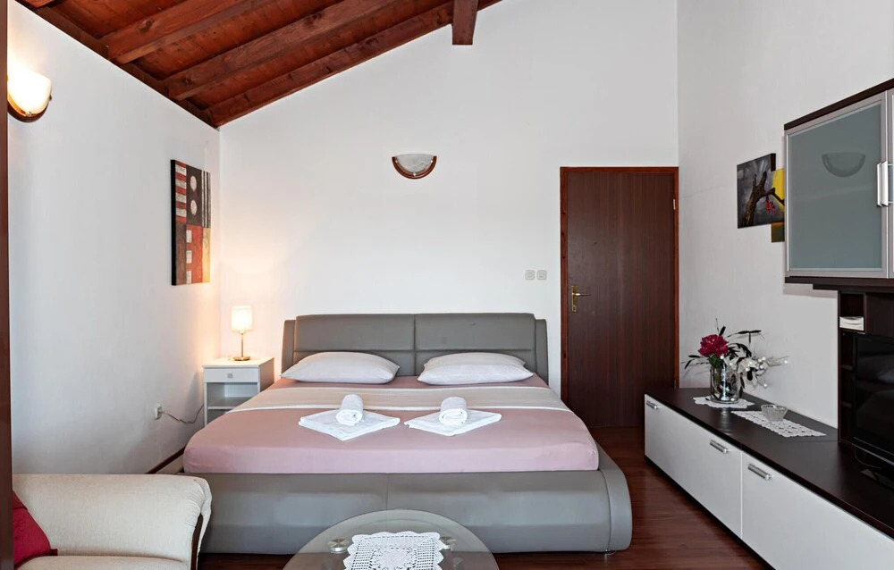 Beautiful Home In Tisno