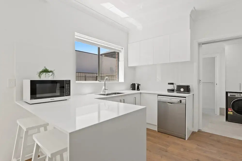 Elegant 3-bed Home From Sunny Glenelg Beach