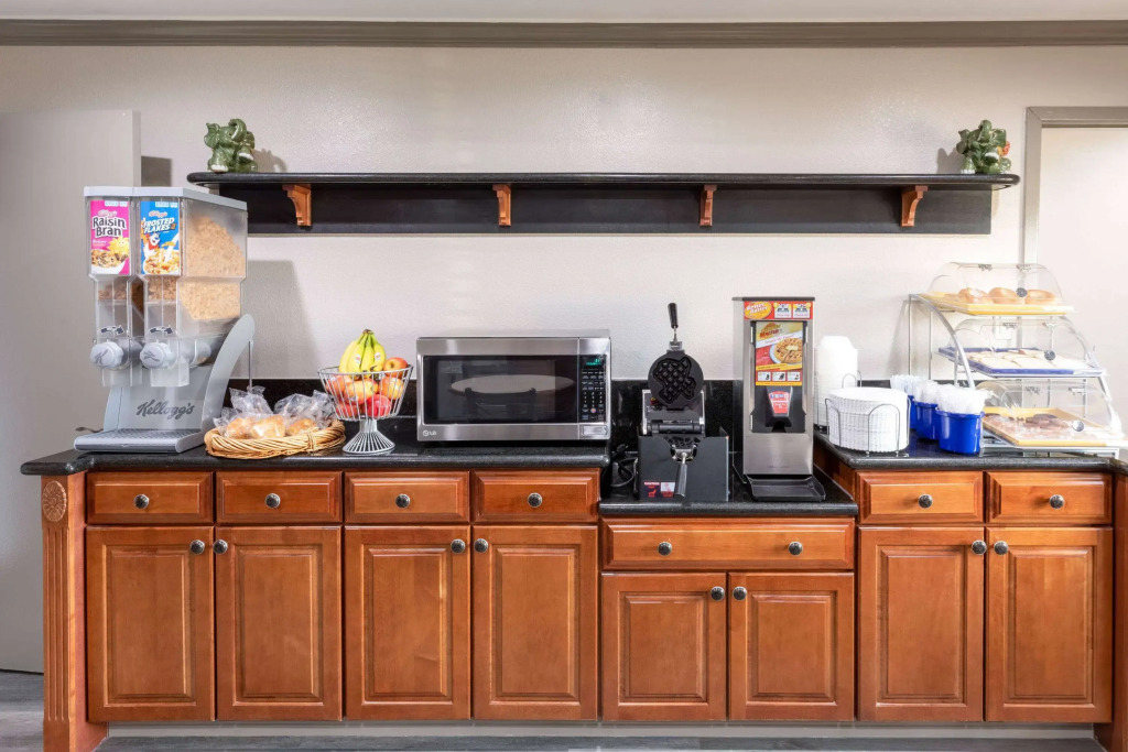 Days Inn by Wyndham Baytown TX