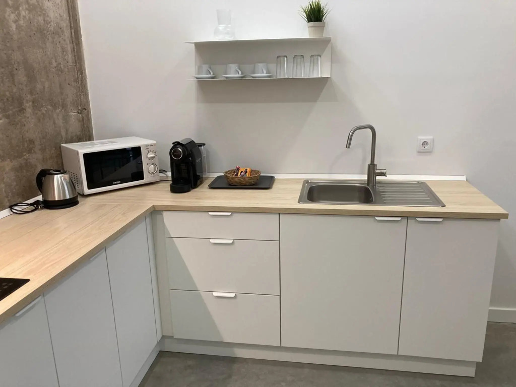 Acogedor apartamento en semisótano con patio y cerca de la Plaza de España