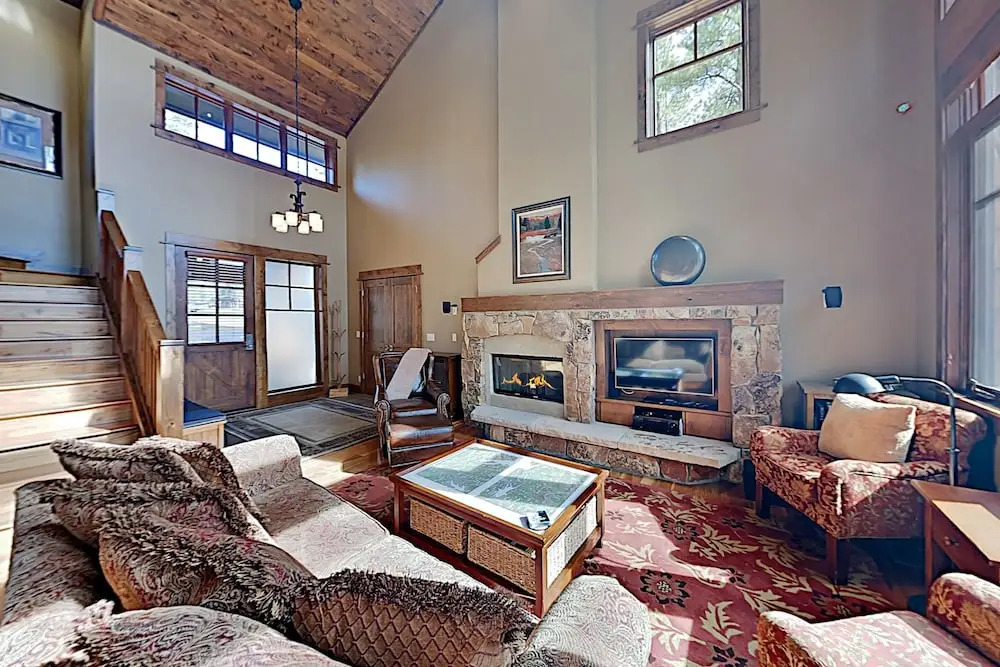 New Listing! All-suite Townhome W/ Deck & Hot Tub 3 Bedroom Townhouse
