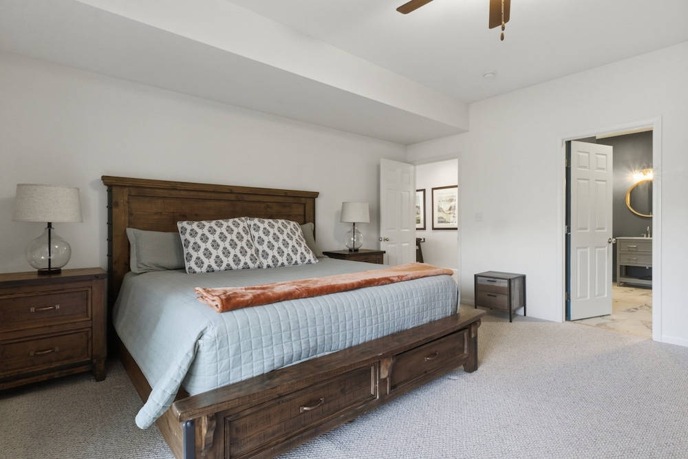 Old Kinderhook 2 Decks, Firepit, Kid & Pet Friendly Golf Retreat