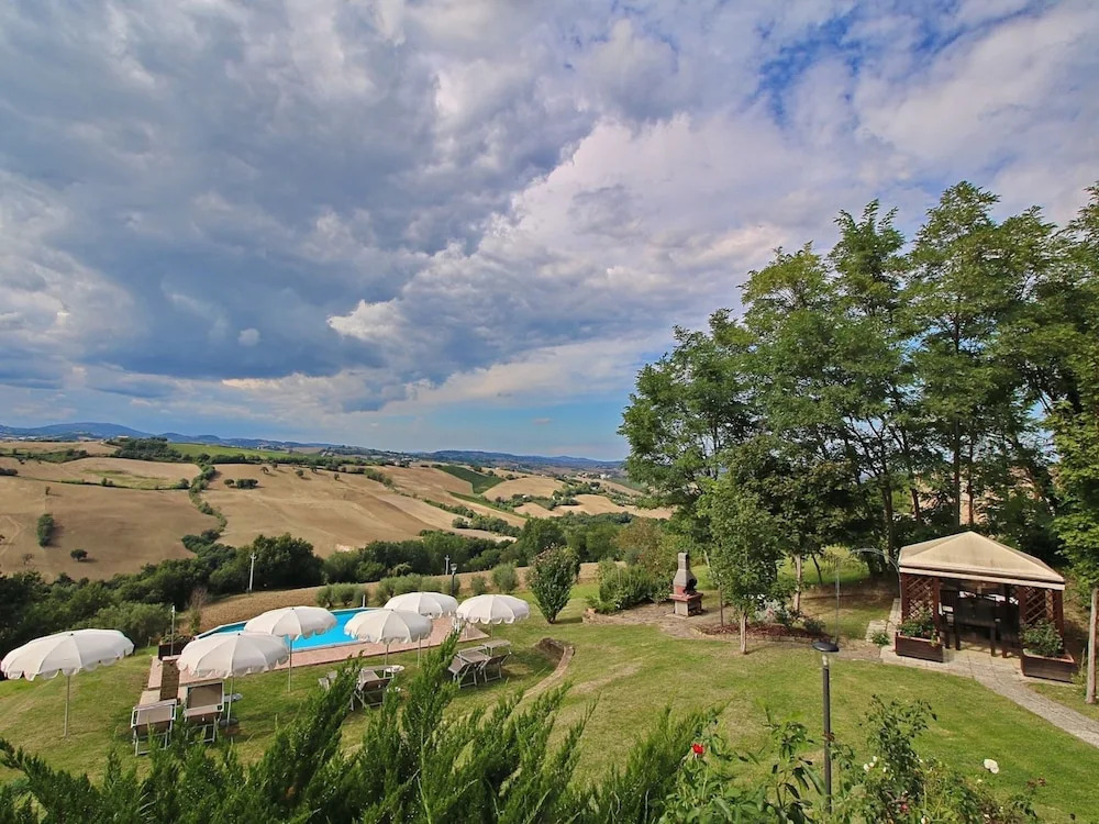 Flat in Piticchio With Scenic Views & Pool