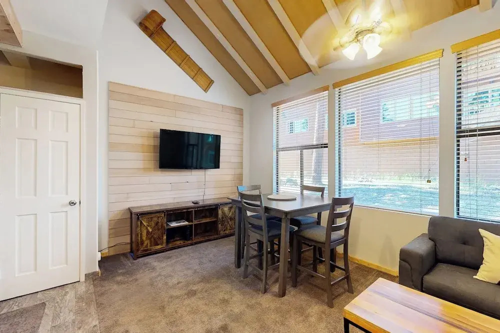 1BR Townhome w/ Spa Access Near Trails