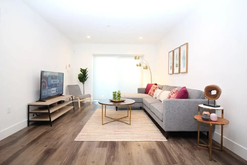 LA Luxury Suites Parking 2 BD 2 BA