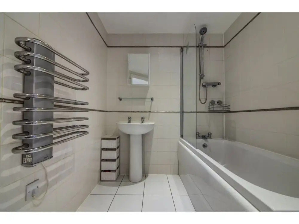 Clean, Bright 2BR Manchester Flat for 4
