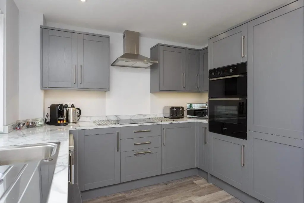 Oliverball Serviced Apartments - Castle View - Port Solent Stunning Waterfront House