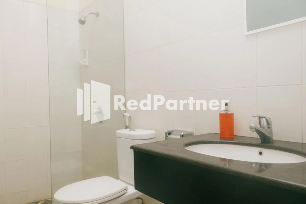 Pits Hotel RedPartner near Atom Mall