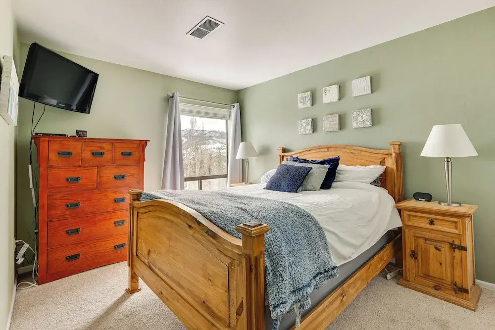 Ski, Shred & Tube: Mtn-view Condo in Silverthrone!