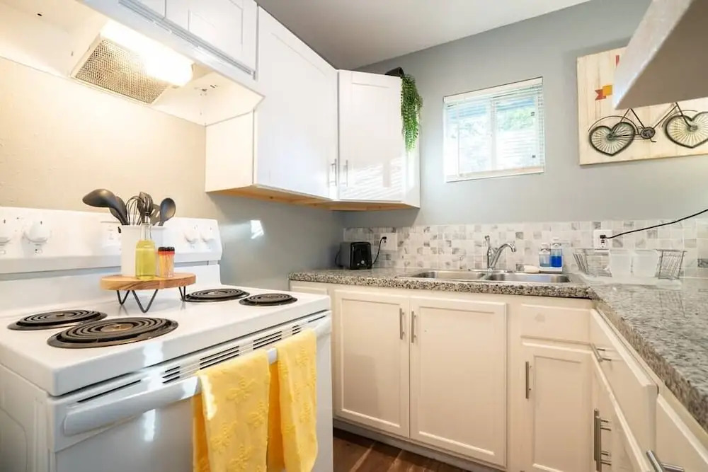 King Bed Retreat Fast Wifi Gated Complex