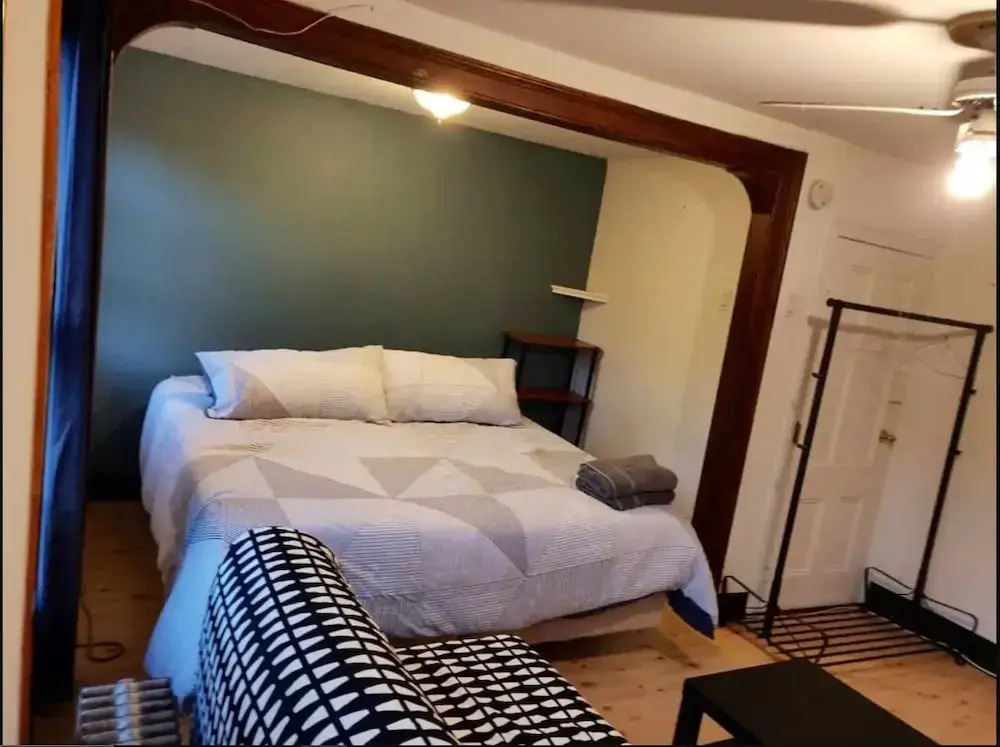 Serene Studio close to NYC. Walk to shops, PATH
