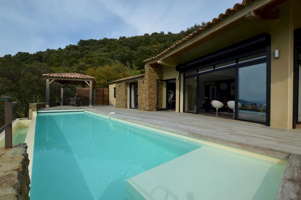 Villa piscine à débordement panorama