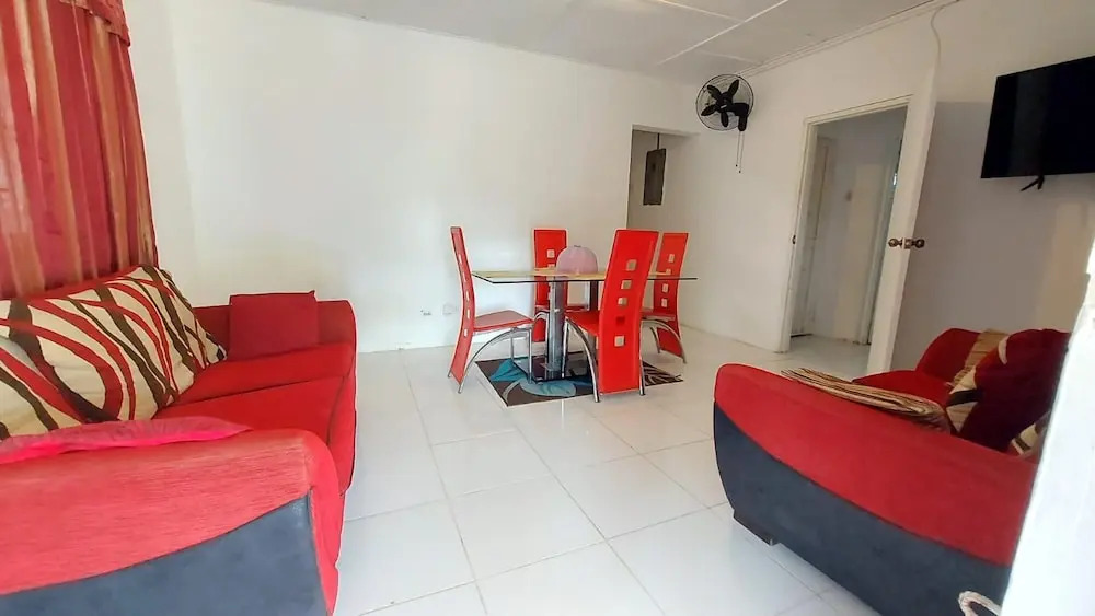 House - Sleeps 4 - Patio - Parking