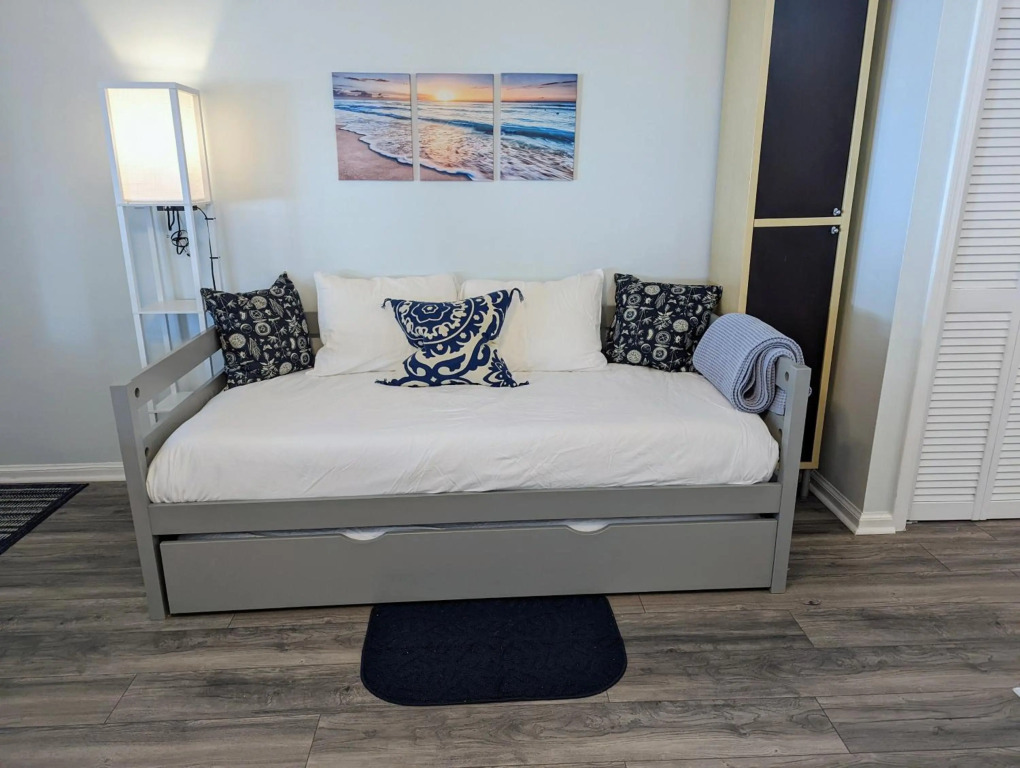 Renovated Oceanfront Boardwalk Pool, Beach, Kitchen, Restaurant, 4 People, cozy studio unit, walk right out no elevator