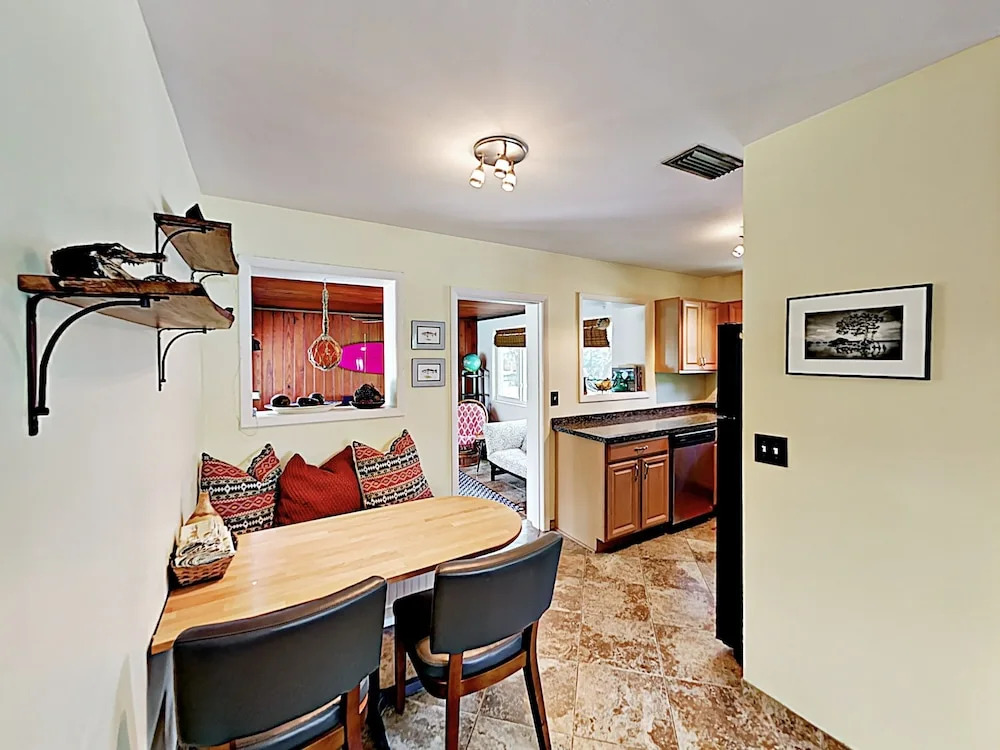 New Listing! Island - Walk To Amphitheatre 2 Bedroom Home