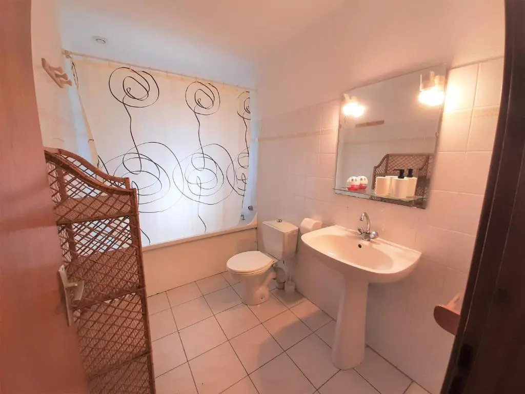 Maison familiale avec jardin, près de locéan dans un quartier calme - FR-1-239-820