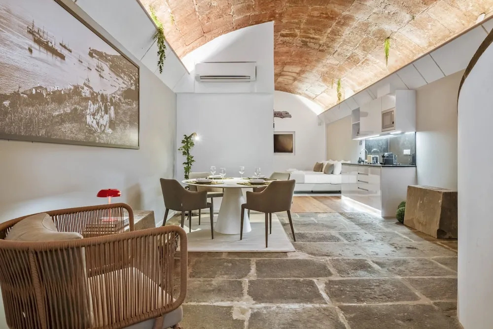 King David Suites 102 by Homie