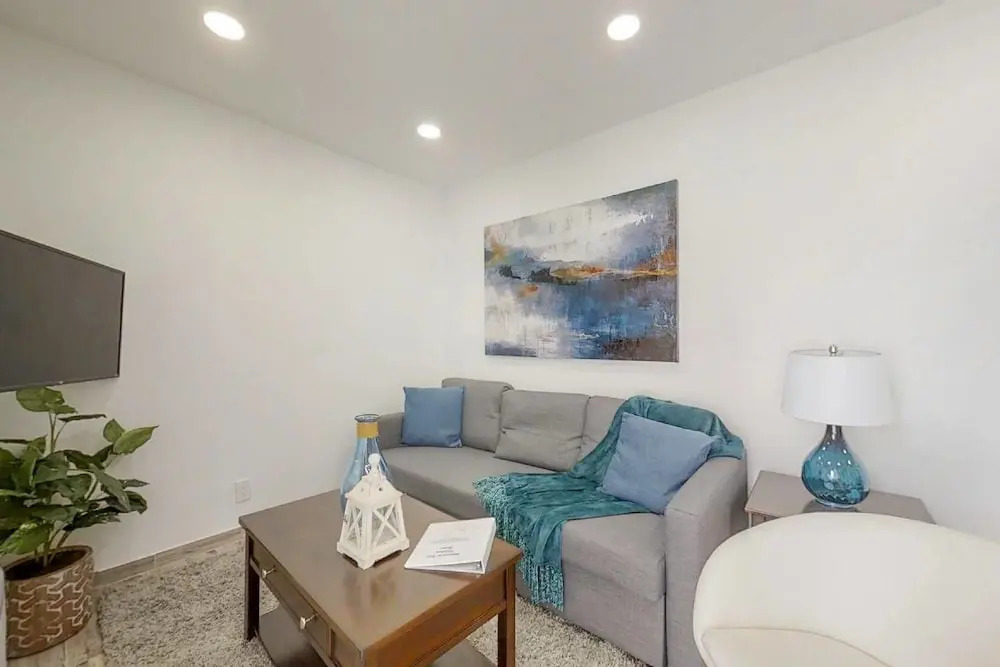 Newly Renovated 1 Bedroom Apt Designer Unit # 3