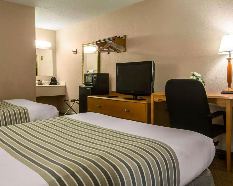 Econo Lodge Inn & Suites Columbus near Fort Benning