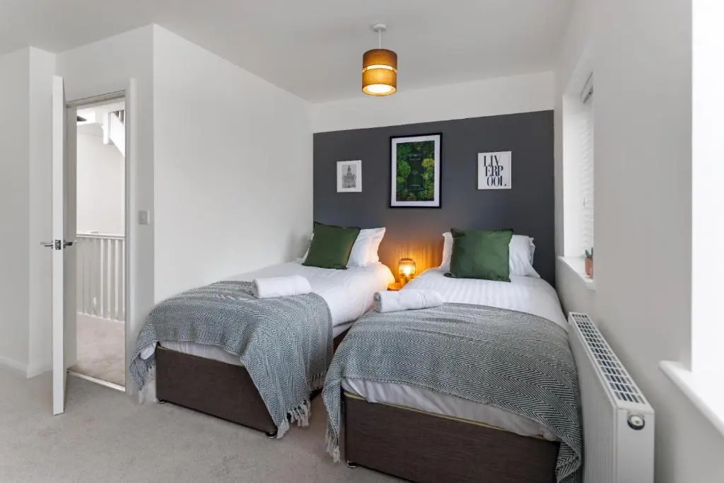 Air Host and Stay - Beautiful new build 3 bedroom house sleeps 5 minutes from LFC 14