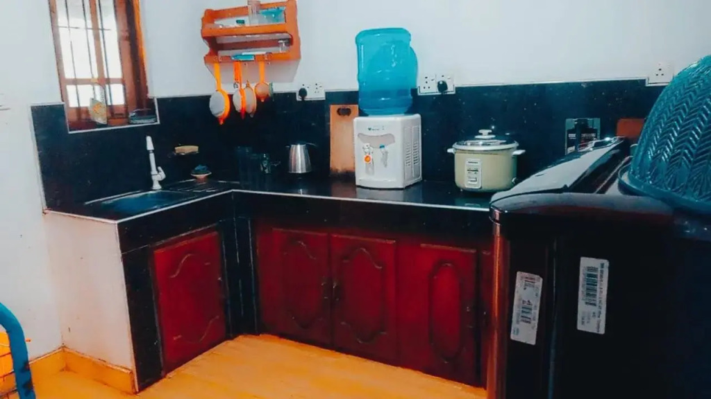 Chathuni Holiday Home