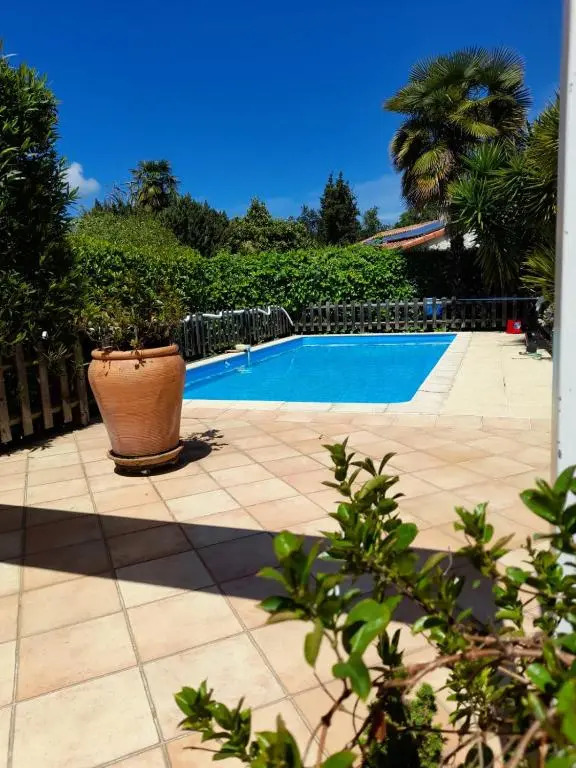 Charmant Studio Avec Piscine .