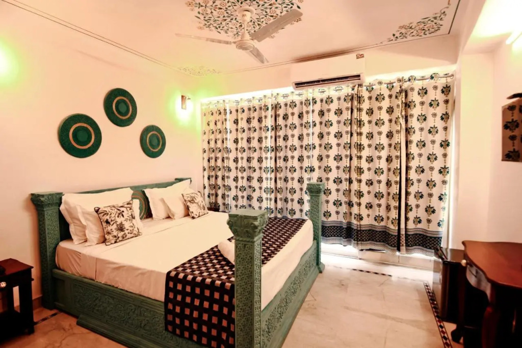 The Lake View Hotel- On Lake Pichola