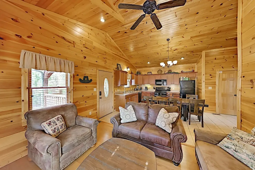 Gatlinburg Falls W/ Hot Tub & Big Views! 2 Bedroom Cabin