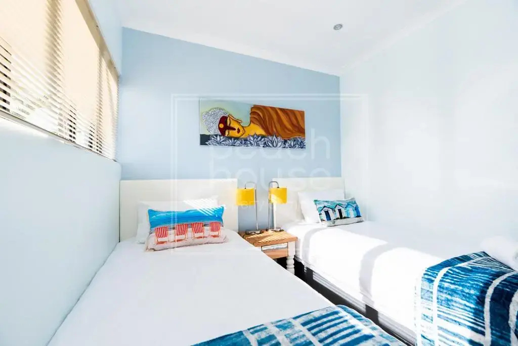 Warm Contemporary 2-bedroom apartment- Blouberg, Cape Town