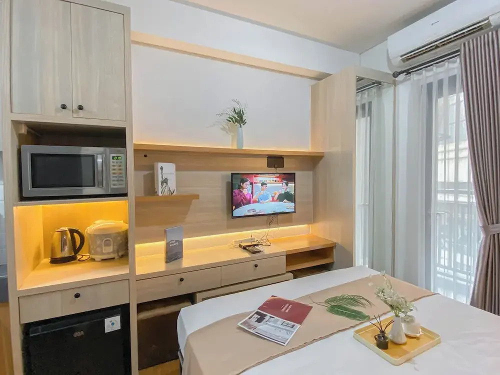Nice and Comfy Studio Apartment at Transpark Cibubur By Travelio