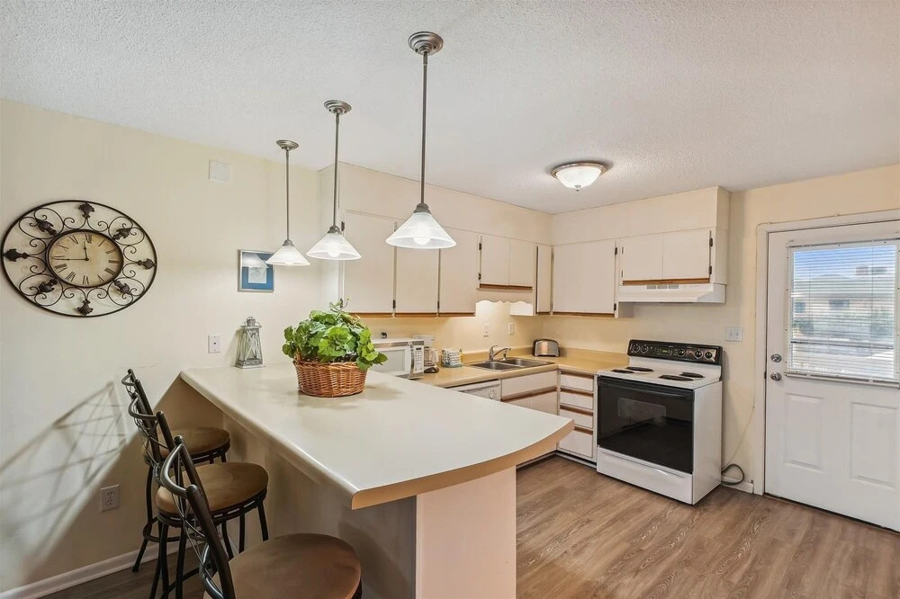 Venus 219 - 2nd Floor 1 BR on Okaloosa Island with easy beach access by RedAwning