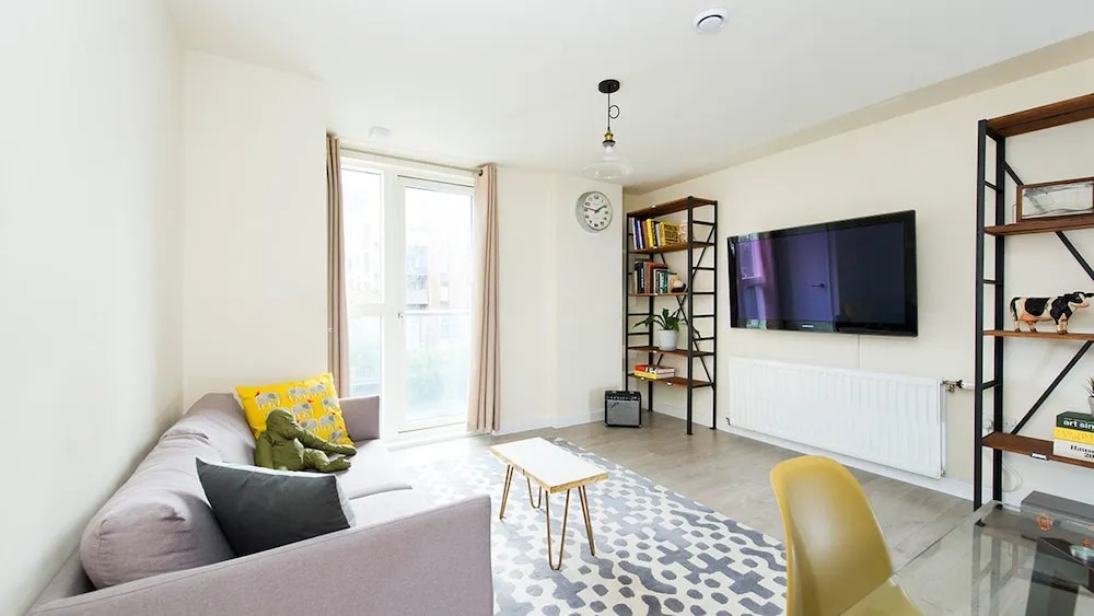 Bright and Spacious 2BR Flat in East London