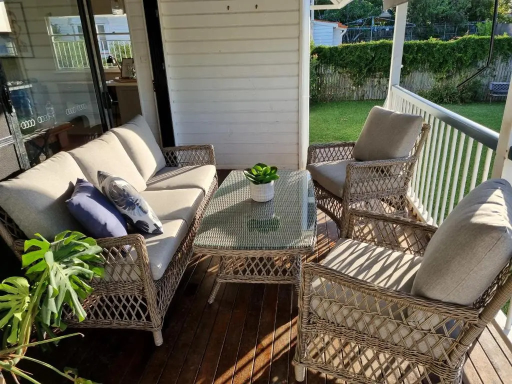 The Indooroopilly Queenslander - 4 Bedroom Family Home - Private Pool - Wifi - Netflix