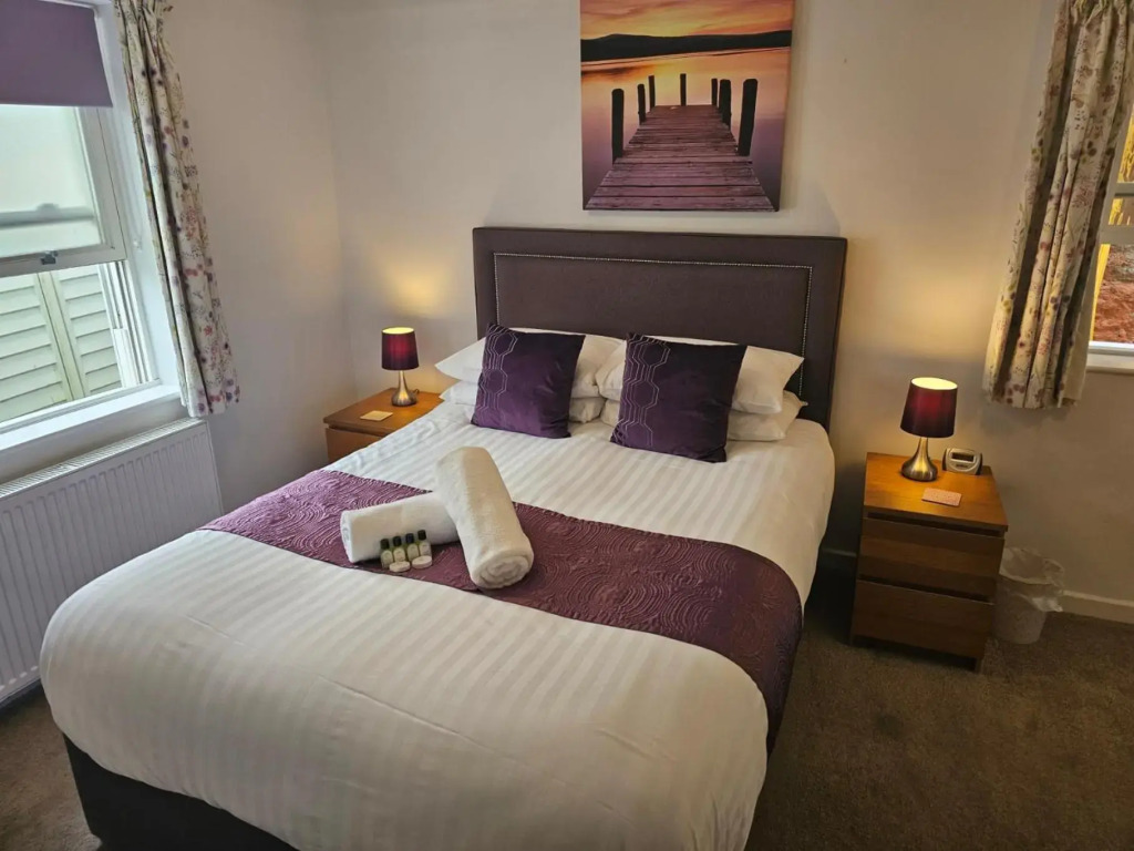 Bespoke coastal 2 bed cottage with free parking
