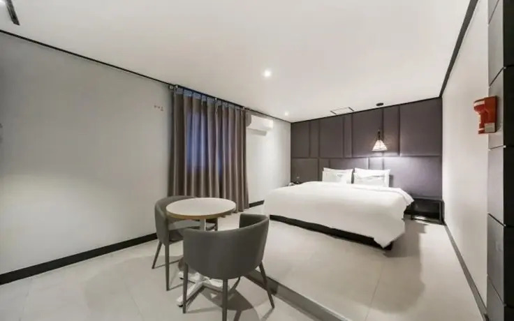 Almond Hotel Gupo Station