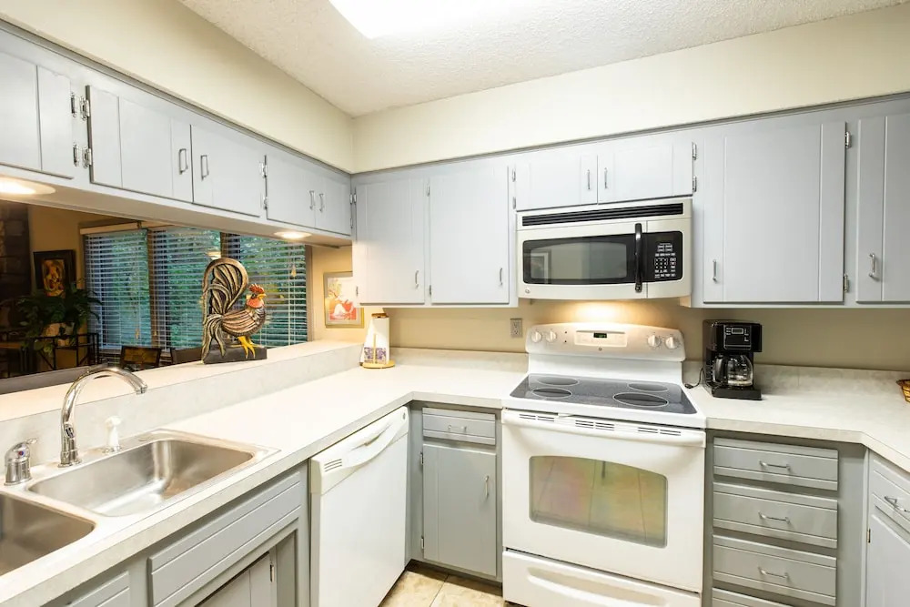 Forest view two bedroom, two bath condo on Lake Ouachita, steps away from pool and spa. by RedAwning