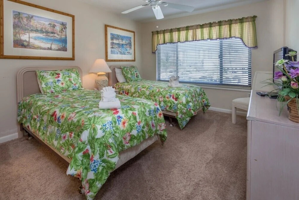 On The Harbour Condo Across From Beach! 2 Bedroom Condo by Redawning