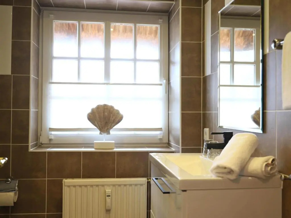 Geschmackvoll ausgestattete 2-Zimmer-Wohnung im EG eines typischen Reetdachhauses